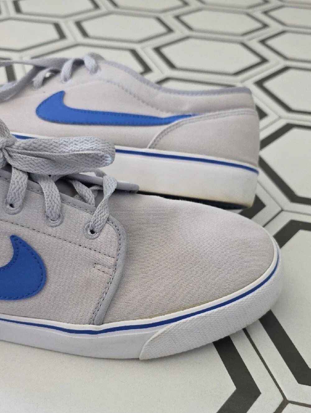 Nike Men’s Low-Top Sneakers - Light Gray with Blue Swoosh